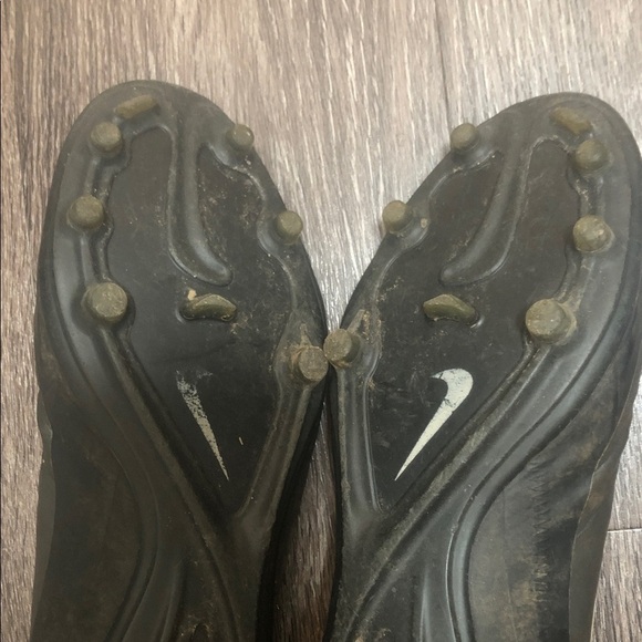 Nike Women’s Soccer Cleats – Black/White/Pink – Size 7 - Picture 4 of 10